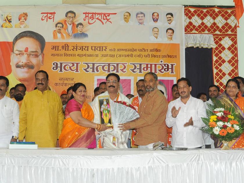  Kolhapur: Select Shiv Sena MP: Arun Dudhwadkar: Sanjay Pawar's felicitation ceremony | कोल्हापूर :  शिवसेनेचा खासदार निवडून आणा: अरुण दुधवडकर : संजय पवार यांचा सत्कार समारंभ