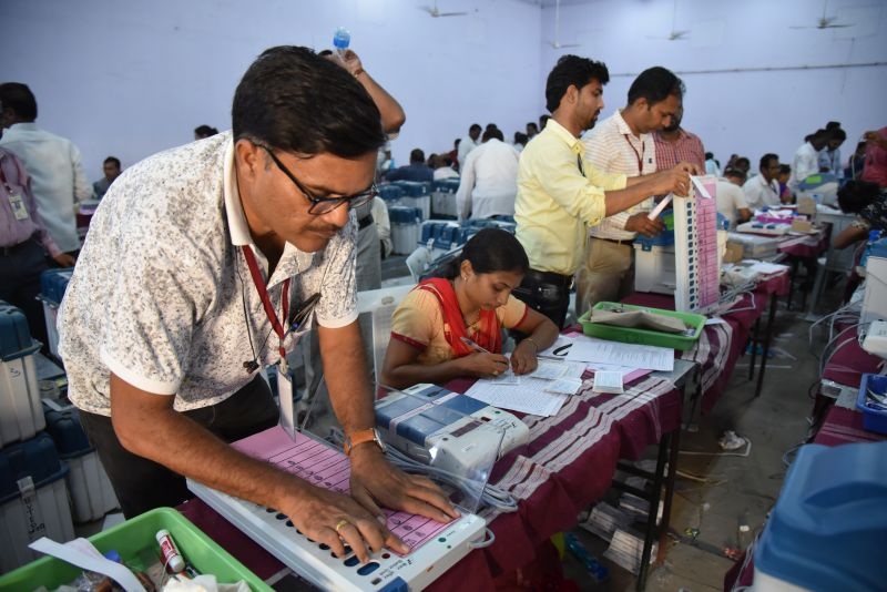 Maharashtra Assembly Election 2019: 'Seals' put on ballots on EVMs! | Maharashtra Assembly Election 2019 : ‘ईव्हीएम’वर मतपत्रिकांना लावले ‘सील’!