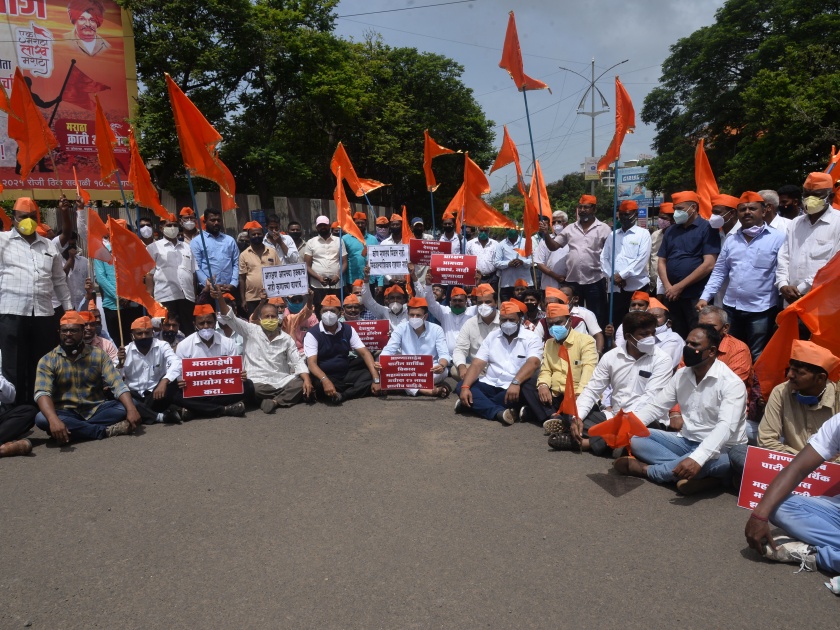 Block the entire Maratha community in Kolhapur for reservation | Maratha Reservation : आरक्षणासाठी सकल मराठा समाजाचे कोल्हापुरात रास्ता रोको