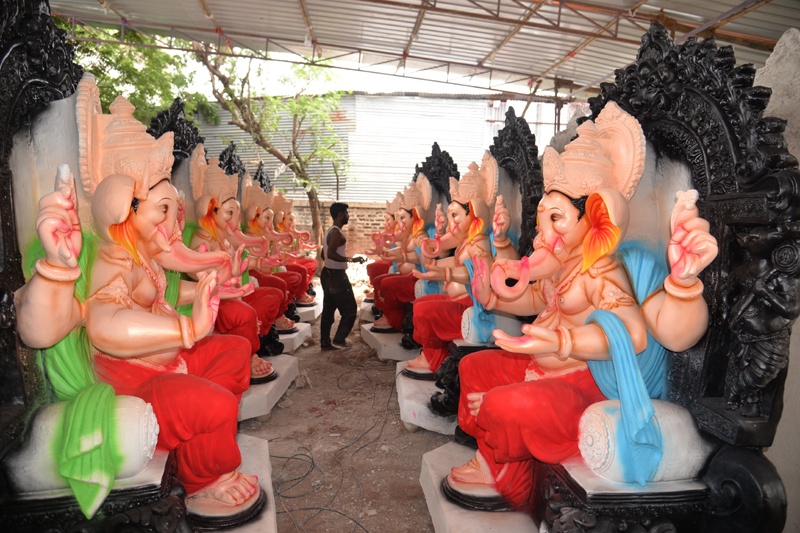 The maths of Ganeshotsav changed the maths; Solapur idols this year in Sangli-Kolhapur! | महापुरामुळं गणेशोत्सवाची गणितं बदलली; सोलापूरच्या मूर्ती यंदा सांगली-कोल्हापुरात !