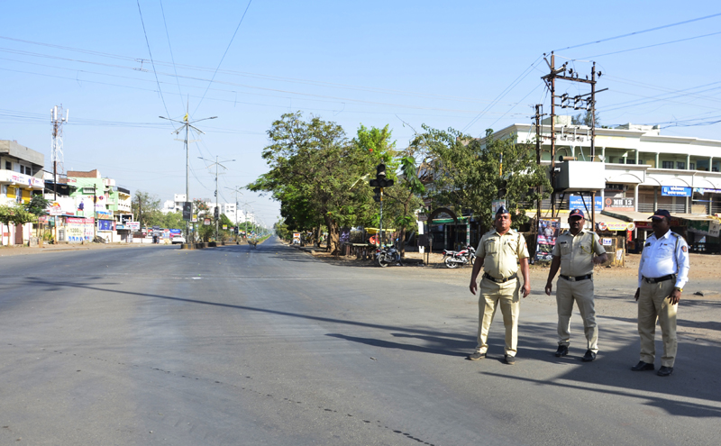 Solapurkar's Auto Curfew; All roads resemble ...! | Janata Curfew; सोलापूरकरांचा स्वयं कर्फ्यू; सर्वच रस्ते सामसूम...!