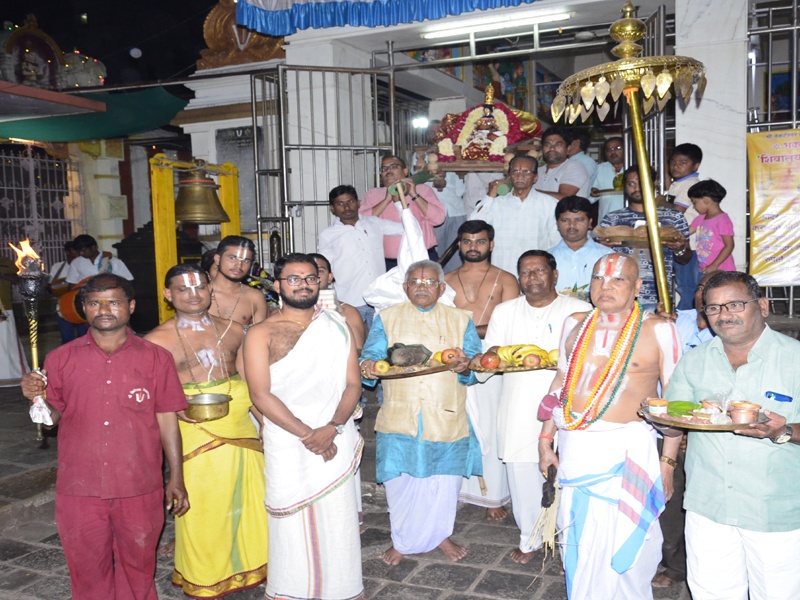 Priests of Tirupati, Acharyas of Allahabad and ornamental servants of Tamil Nadu in Solapur | तिरुपतीचे पुजारी, अलाहाबादचे आचारी अन् तामिळनाडूचे अलंकार सेवेकरी सोलापुरात