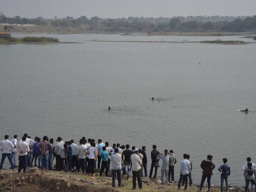 One of the youth who went to meet in Jalgaon Mayor Lion's suicide in the lake |  जळगावात मित्राच्या भेटीसाठी गेलेल्या तरुणाची मेहरुण तलावात आत्महत्या
