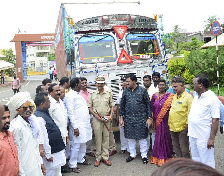 The truck carrying the EVM that was missing due to the flood has arrived in Solapur | महापुरामुळे रस्ता चुकलेला ईव्हीएम घेऊन जाणारा ट्रक आला सोलापुरात