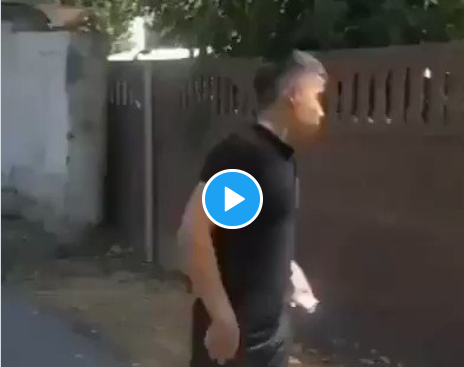 funny viral video of man who unnecessarily breaking wall see what happen next | भिंत पाडायला गेला अन् स्वतःचाच पाय मोडून घेतला; मजेशीर Video जोरदार व्हायरल