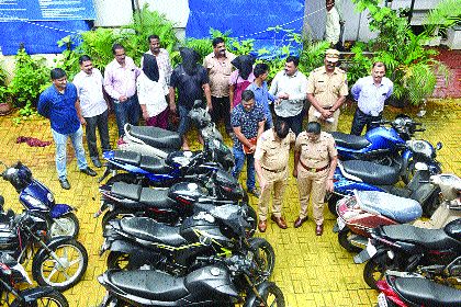 Theft of motorbike stolen realty thieves | मोटारसायकलची चोरी करणाऱ्या अट्टल चोरट्यास अटक