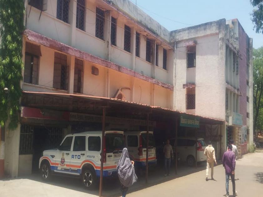 Silence in Amravati RTO, 'that' Dalal Pasar, three officers arrested | अमरावतीच्या आरटीओत सन्नाटा, ‘तो’ दलाल पसार, तीन अधिकारी अटकेत