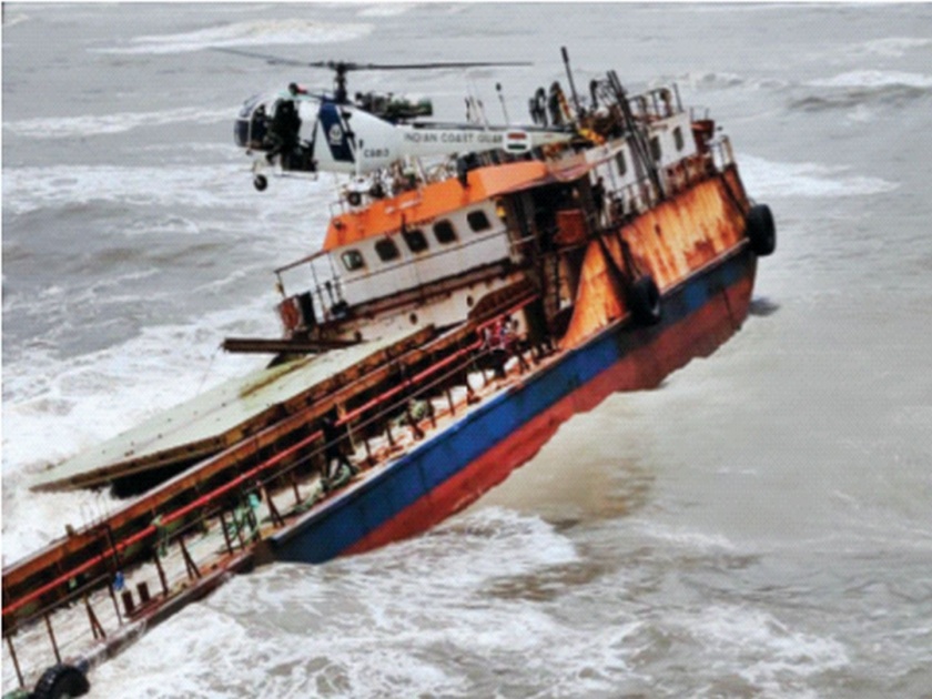 16 sailors rescued from JSW's barge | जेएसडब्ल्यूच्या बार्जवरून केली 16 खलाशांची सुखरूप सुटका