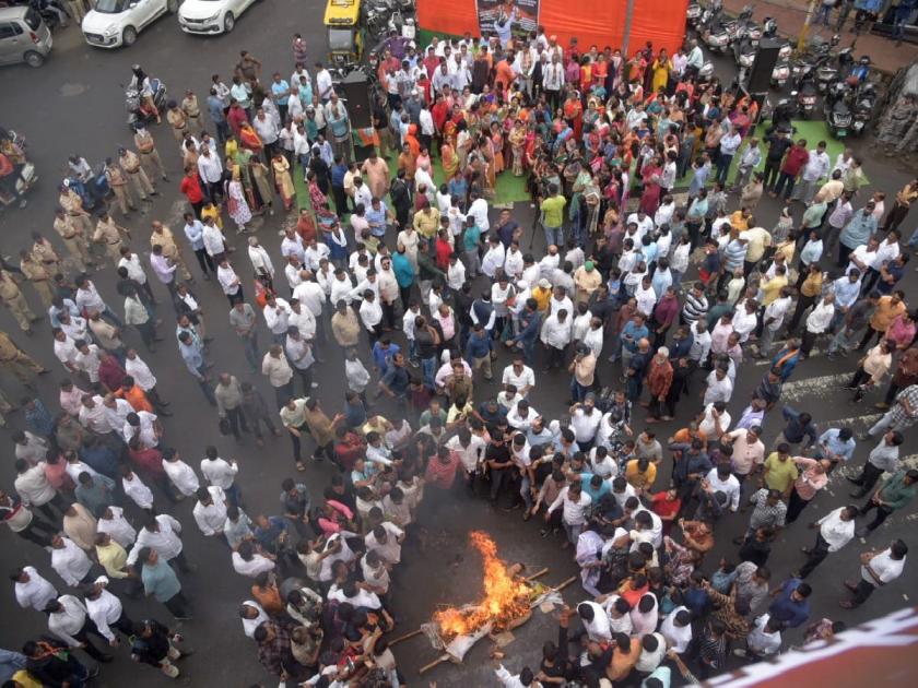 BJP Aggressive Against 'Kalank' comment of uddhav thackeray on devendra fadnavis, Protest at Nagpur Variety Chowk | 'कलंक' टीकेवरून भाजप आक्रमक, नागपुरच्या व्हेरायटी चौकात आंदोलन; ठाकरेंचा प्रतिकात्मक पुतळा जाळला