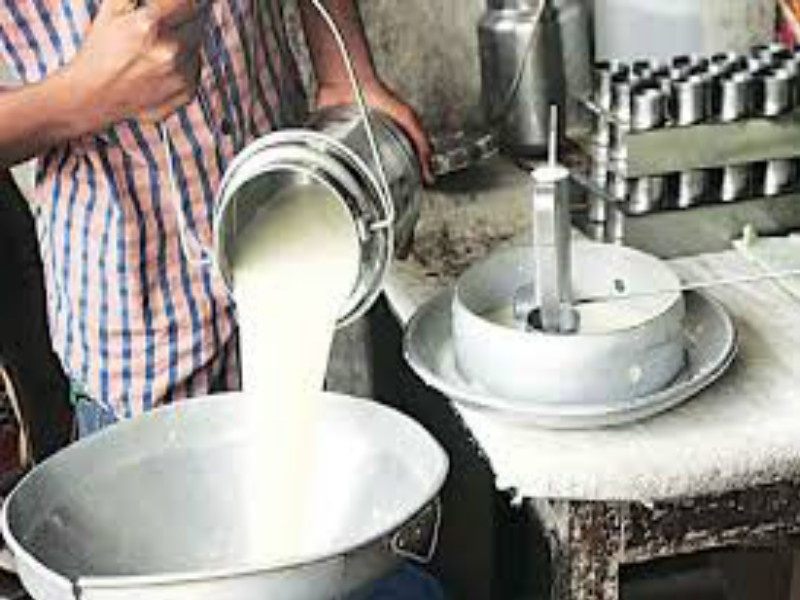 No rate for Milk's! Sambhaji Brigade's demand to the Prime Minister for grant of milk | दुधाच्या भावाचे झाले पाणी..पाणी..! बाटलीबंद पाण्यापेक्षा गायीच्या दुधाला कमी दर
