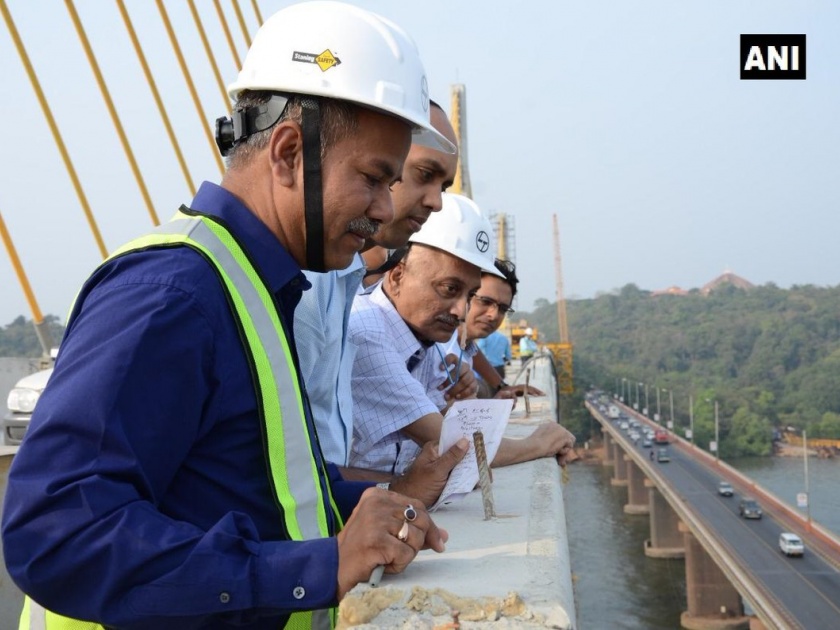 manohar Parrikar did inspection of third mandavi bridge | पर्रीकरांकडून तिसऱ्या मांडवी पुलाची प्रत्यक्ष पाहणी...फोटो पाहून धक्का बसेल...