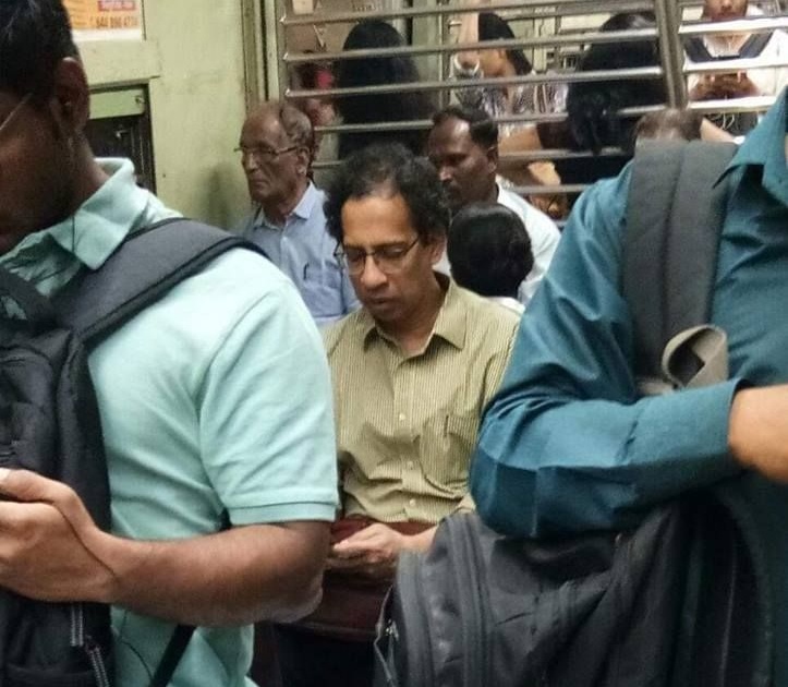 Social Viral : Uddhav Thackeray Travel by local train due to best strike | Social Viral: बेस्ट संपामुळे उद्धव ठाकरेंचा ट्रेनने प्रवास 