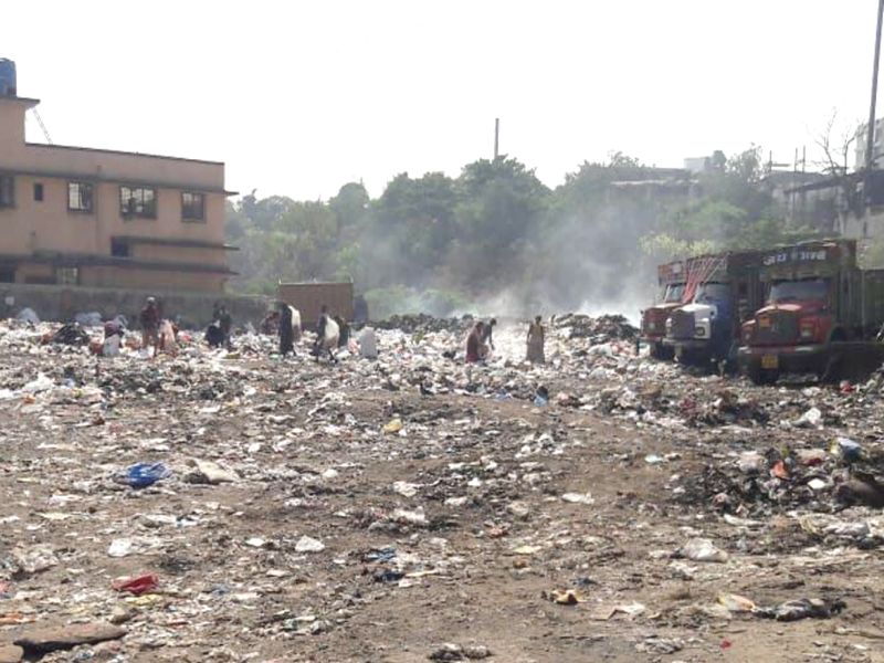 Dump collection center gets dumped; Residents of Sanjaynagar fast | कचरा संकलन केंद्राचे झाले डम्पिंग; संजयनगरमध्ये रहिवाशांचे उपोषण
