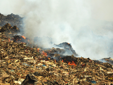 Fire at the waste dumping ground at Adari | आडारी येथील कचरा डम्पिंग ग्राऊंडमध्ये आग