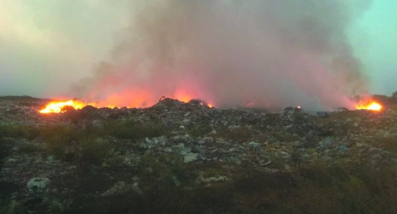 Khamgaon News: Fire not stop at dumping ground | Khamgaon News : डम्पिंग ग्राऊंडवरील धग थांबेना