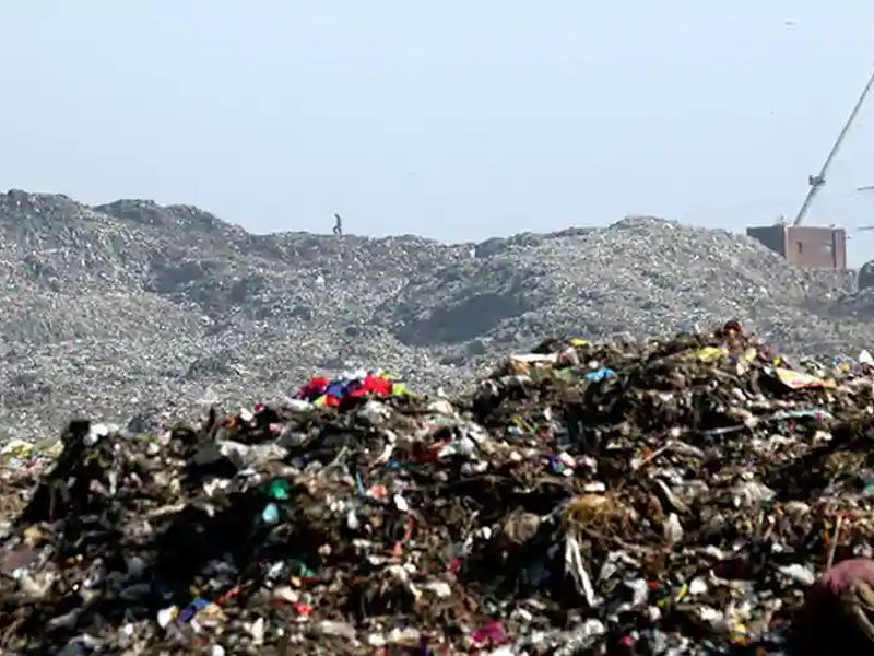 A mound of rubbish from the municipal dumping at Bhayander's Uttan collapsed on 8 nearby houses | भाईंदरच्या उत्तन येथे महापालिका डंपिंगमधील कचऱ्याचा डोंगर लगतच्या 8 घरांवर कोसळला