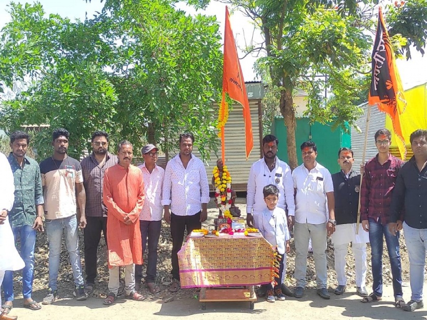 Sambhaji Brigade built a transformational Shivagudhi in Solapur by worshiping books | सोलापुरात पुस्तकांचे पूजन करून संभाजी ब्रिगेडने उभारली परिवर्तनवादी शिवगुढी
