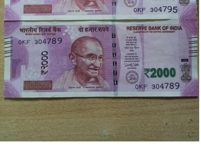  Two fake currency notes seized from Sangli district; Companions escape | बनावट नोटा खपविण्याचा सांगलीत टोळीकडून प्रयत्न एकास अटक : दोन हजाराच्या दोन नोटा जप्त; साथीदारांचे पलायन