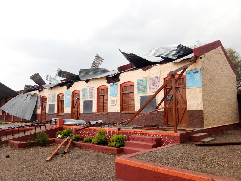 Karjat hit by storm, school papers broke, 21 downfall of houses | कर्जतला वादळाचा तडाखा, शाळेची पत्रे उडाली, २१ घरांची पडझड