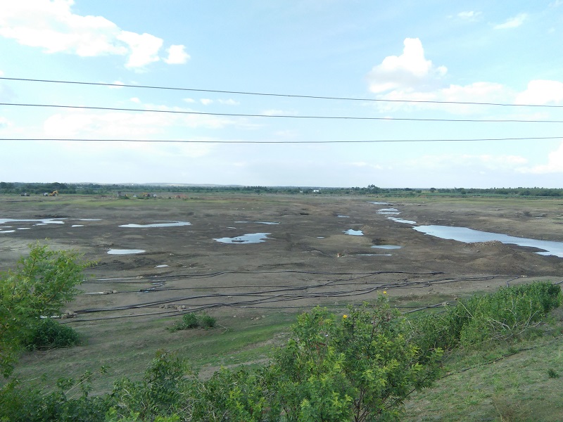 In a month and a half, the lake of Durgaon dried up; Large water abstraction for agriculture | दीड महिन्यातच दूरगावचा तलाव कोरडाठाक; शेतीसाठी मोठ्या प्रमाणात पाणी उपसा