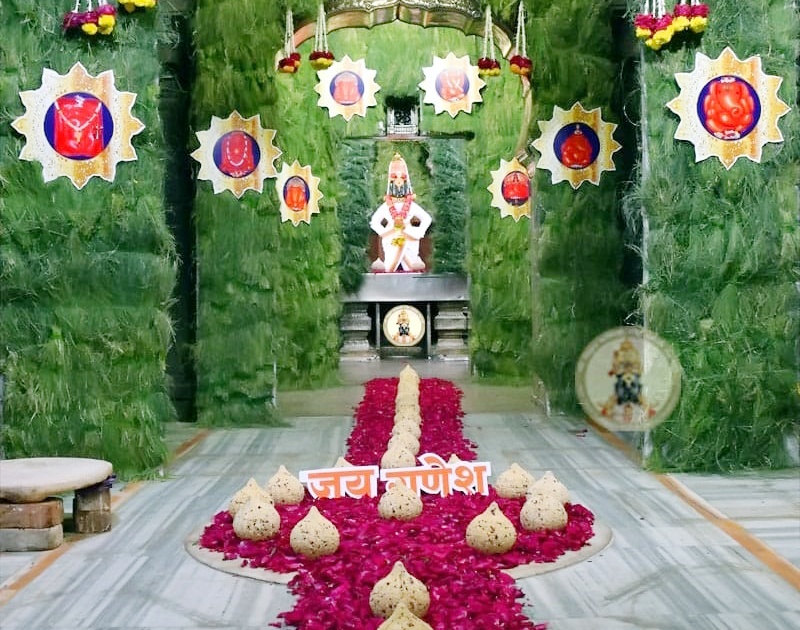 Green decoration at Vitthal temple in Pandharpur on the occasion of Angarak Sankashta Chaturthi | अंगारकी संकष्ट चतुर्थीनिमित्त पंढरपुरातील विठ्ठल मंदिरात हराळीची आरास