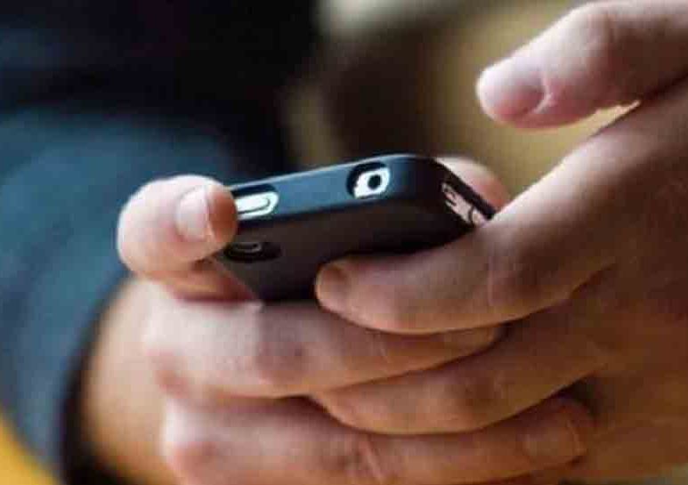 Students' mobile use should be banned | विद्यार्थ्यांच्या मोबाइल वापरावर बंदी आणावी