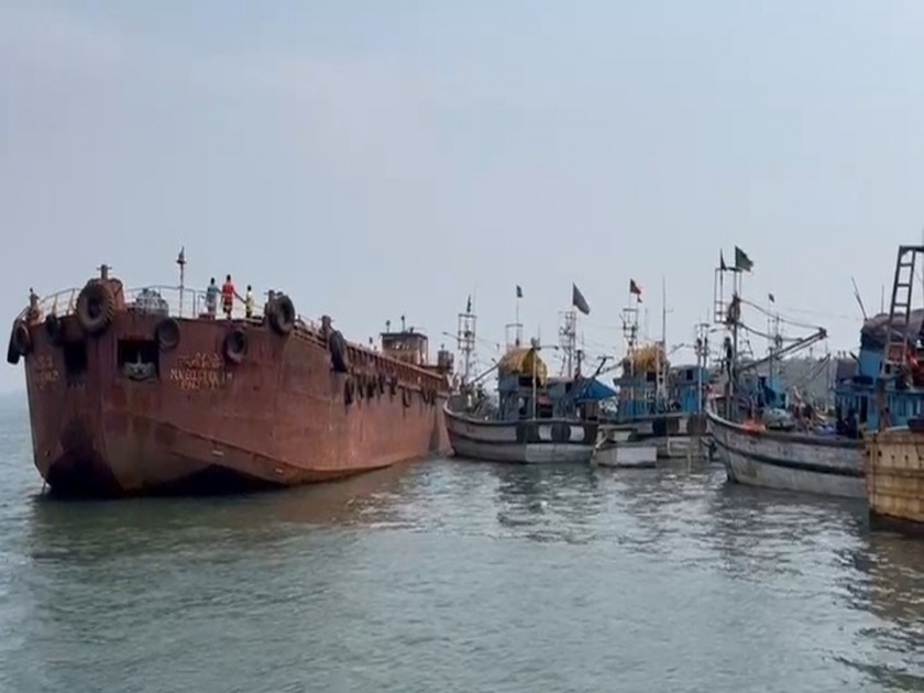 Barge hits fishing boats, luckily no casualties | मासेमारी नौकांना बार्जची धडक, सुदैवाने जिवीतहानी नाही