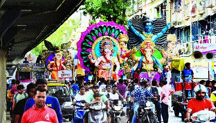 The arrival of Ganesh idol in mumbai | सार्वजनिक गणेशाच्या आगमन मिरवणुकांनी दुमदुमली मुंबापुरी