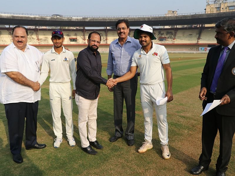 Inauguration by former captain Dilip Vengsarkar against Mumbai 'Bengal' match against Mumbai | मुंबई विरुद्ध बंगाल 'सामना', माजी कर्णधार दिलीप वेंगसरकरांच्या हस्ते उद्घाटन