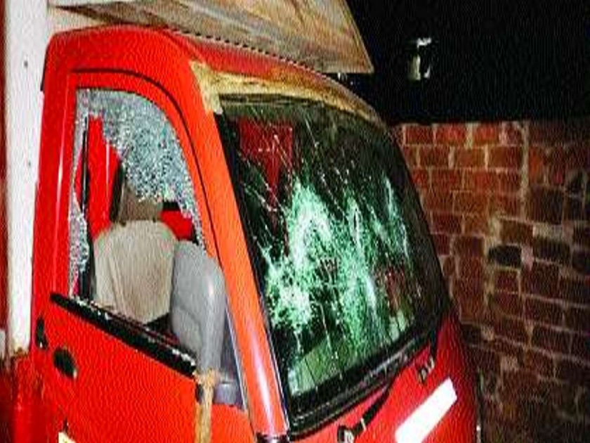 Vehicles vandalized by Nigerians in Nalasopara | नालासोपाऱ्यात नायजेरियन व्यक्तींकडून गाड्यांची तोडफोड