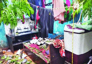 Storms hit Palghar | वादळीवाऱ्यांनी पालघरला झोडपले