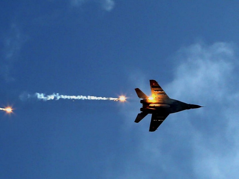 IAF flies Sukhoi 30 fighter plane which pakistan claims shot down in balakot air strike | पाकिस्तानने पाडल्याचा दावा केलेल्या लढाऊ विमानानेच आकाशात झेप घेतली तेव्हा...