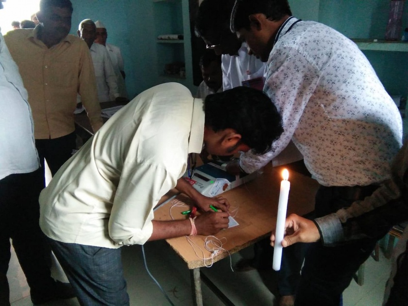 Names does not appear on the voting machine; because of rain and electricity | Maharashtra Voting 2019 : मतदान यंत्रावर नावेच दिसेनात; मतदान करायचे तरी कोणाला?