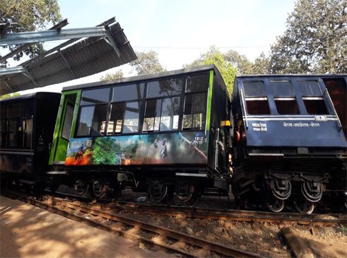 Matheran's mini train derailed on track | ऐन थर्टीफर्स्टलाच माथेरानची मिनीट्रेन रुळांवरून घसरली