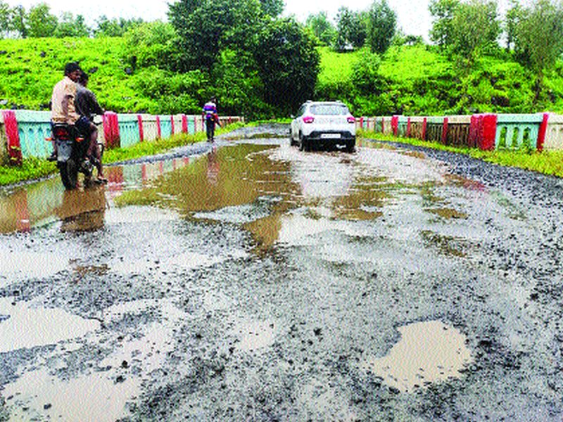 Distress due to potholes of various roads in Palghar; Pits on Mokhada-Trimbakeshwar road: | पालघरमधील विविध रस्त्यांची खड्ड्यांमुळे दैना; मोखाडा-त्र्यंबकेश्वर रस्त्यावर खड्डेच खड्डे :