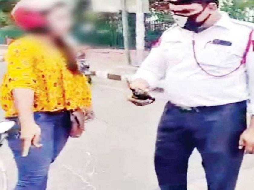 high voltage drama by girl after impose heavy challan by delhi police; Video viral | तरुणीचा हायव्होल्टेज ड्रामा पाहून वाहतूक पोलिसांनीच टेकले हात; व्हिडीओ व्हायरल