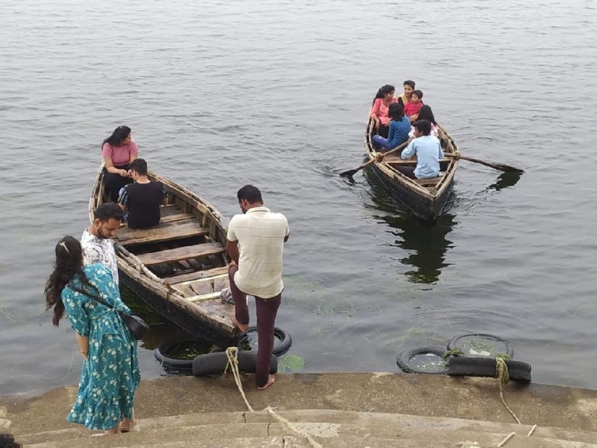 Fatal tourism by fishing boats in Navegaonbandh | हौसेला मोल नाही, पण येथे विकत मिळतोय मृत्यू!