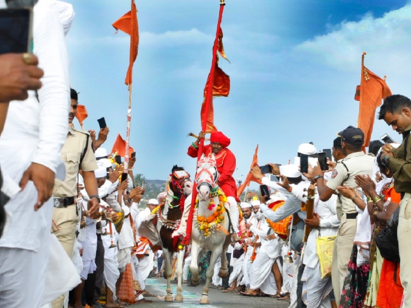 The first standing rigan of Shri Sant Dnyaneshwar Mauli Wari was held at Chandobacha Limb in Phaltan taluka on Thursday evening | सातारा: video चांदोबाचा लिंबमध्ये माउलींचे पहिले रिंगण उत्साहात, वरुणराजाचीही हजेरी
