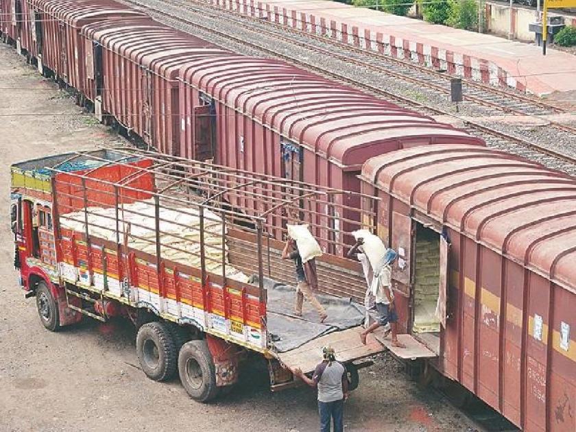 802 crores revenue to Central Railway from freight | मध्य रेल्वेला मालवाहतुकीतून ८०२ कोटींची कमाई, गेल्या वर्षीच्या तुलनेत २६.१० टक्के वाढ
