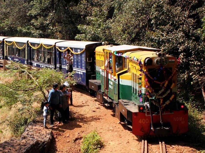 Kara Dhammal by mini train from Matheran; A round has been extended for the weekend | माथेरानच्या मिनी ट्रेनमधून करा धम्माल; वीकेण्डसाठी एक फेरी वाढविली