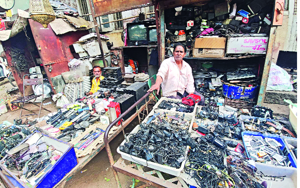 3 tonnes of e-waste every year in Kolhapur | दरवर्षी १००० टन ई-कचरा कोल्हापुरात
