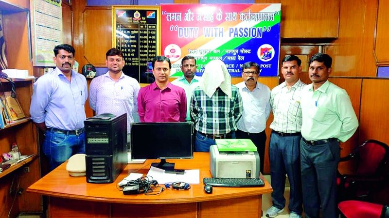 In Nagpur, the black market of 1.61 lakh e-ticket was seized | नागपुरात १.६१ लाखाच्या ई-तिकिटांचा काळाबाजार पकडला