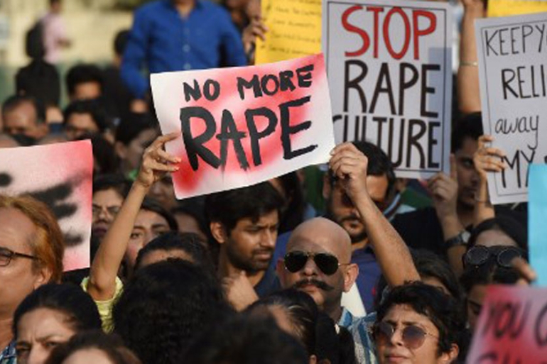 Rape by calling home under the name of business | ऑनलाईन काम देण्याच्या नावाखाली घरी बोलावून इंजिनिअर मुलीवर बलात्कार