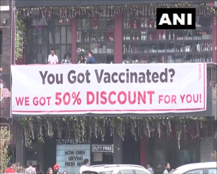 50% discount for those who have been vaccinated in delhi gurugram, restaurant owner scheme | लसीकरण केलेल्यांना 50 % डिस्काऊंट, पब अन् बार मालकाची भन्नाट ऑफर