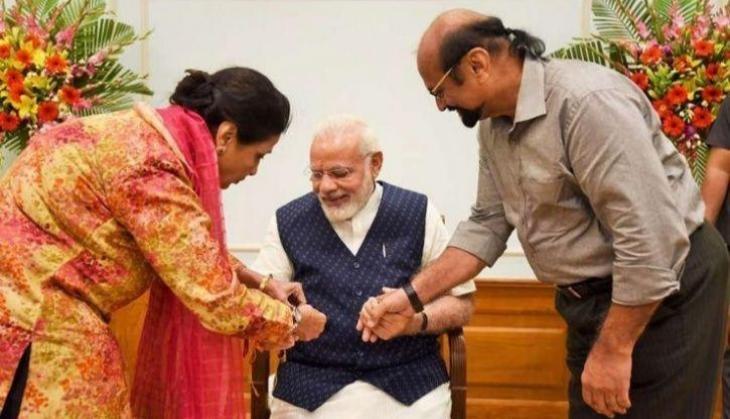 Rakshabandhan Celebration 2019 Pakistani Sister Of Pm Narendra Modi Reached New Delhi To Tied Him Rakhi | Raksha Bandhan 2019: मोदींना राखी बांधण्यासाठी दिल्लीत पोहचली 'पाकिस्तानी बहीण'; असं आहे 24 वर्षाचं बंधूप्रेम  