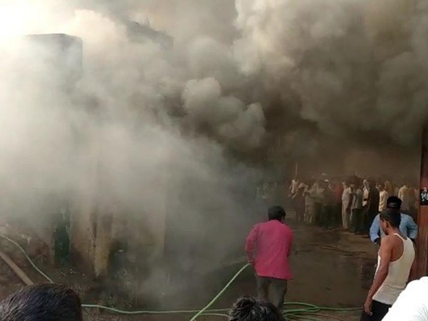 Jalgaon News: In Javkheda, houses were gutted by fire | जवखेडा येथे घरांना भीषण आग, संसारोपयोगी साहित्य जळून खाक