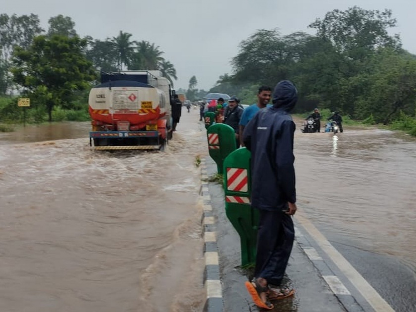 Maharashtra Flood: Kolhapur-Sangli highway closed; flooded near Desai Mala in Herle | Kolhapur Rain: कोल्हापूर -सांगली महामार्गावरील वाहतूक बंद; हेरले येथील देसाई मळ्याजवळ पुराचे पाणी भरले