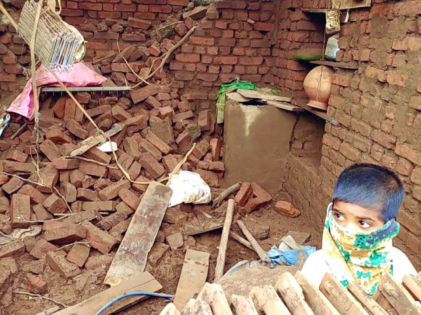 Sangli Flood : This photo of a flooded area sangli is heartbreaking and teaches even those who don't use masks in corona pandemic | Sangli Flood : घर पडलंय, सगळं जमीनदोस्त झालंय, तरीही 'मास्क' लावून आदर्श निर्माण केलाय