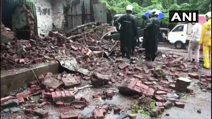 1 killed in Mhada building wall collapse | म्हाडा इमारतीची भिंत कोसळून 1 ठार