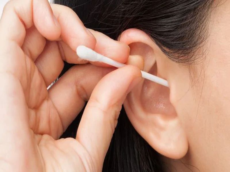 Beware of earbuds it can cause of some damage in the ears | तुम्हीही कान स्वच्छ करण्यासाठी इयर बड्स वापरता?; वेळीच सावध व्हा